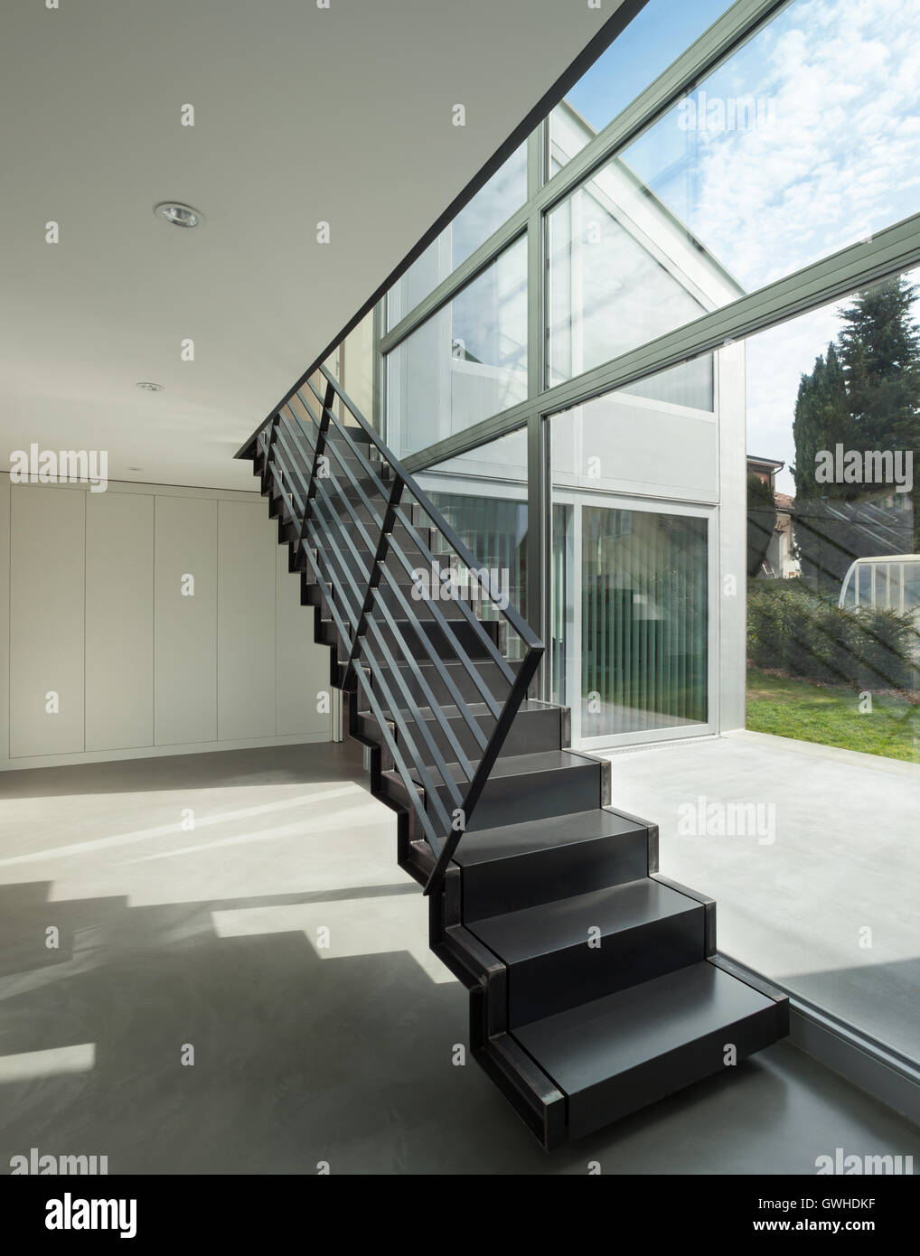 Escalera de Hierro, el interior de una casa moderna Fotografía de stock -  Alamy