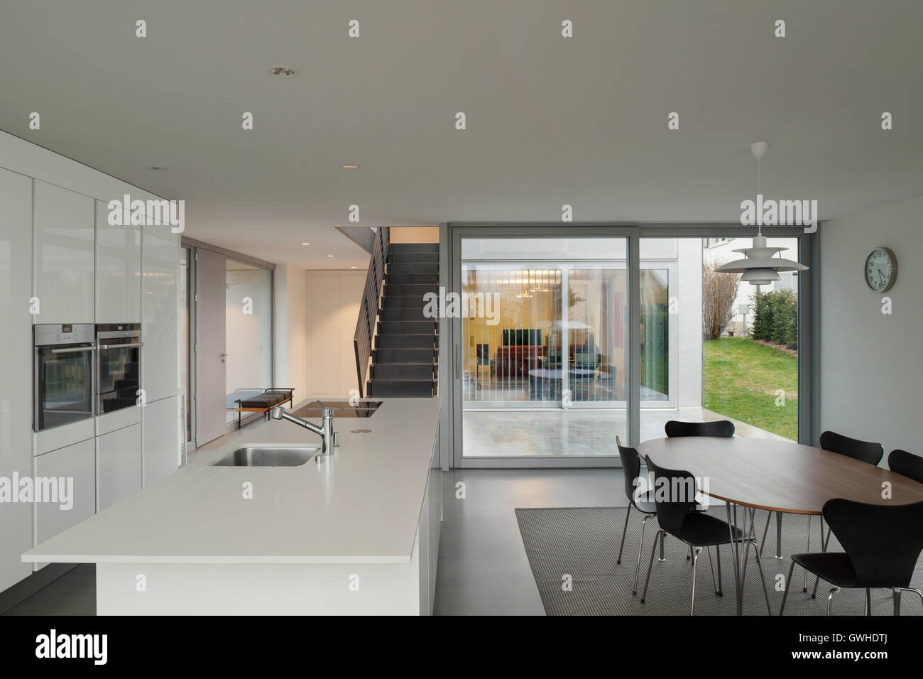 Hermosos interiores de una casa moderna, cocina blanca Foto de stock