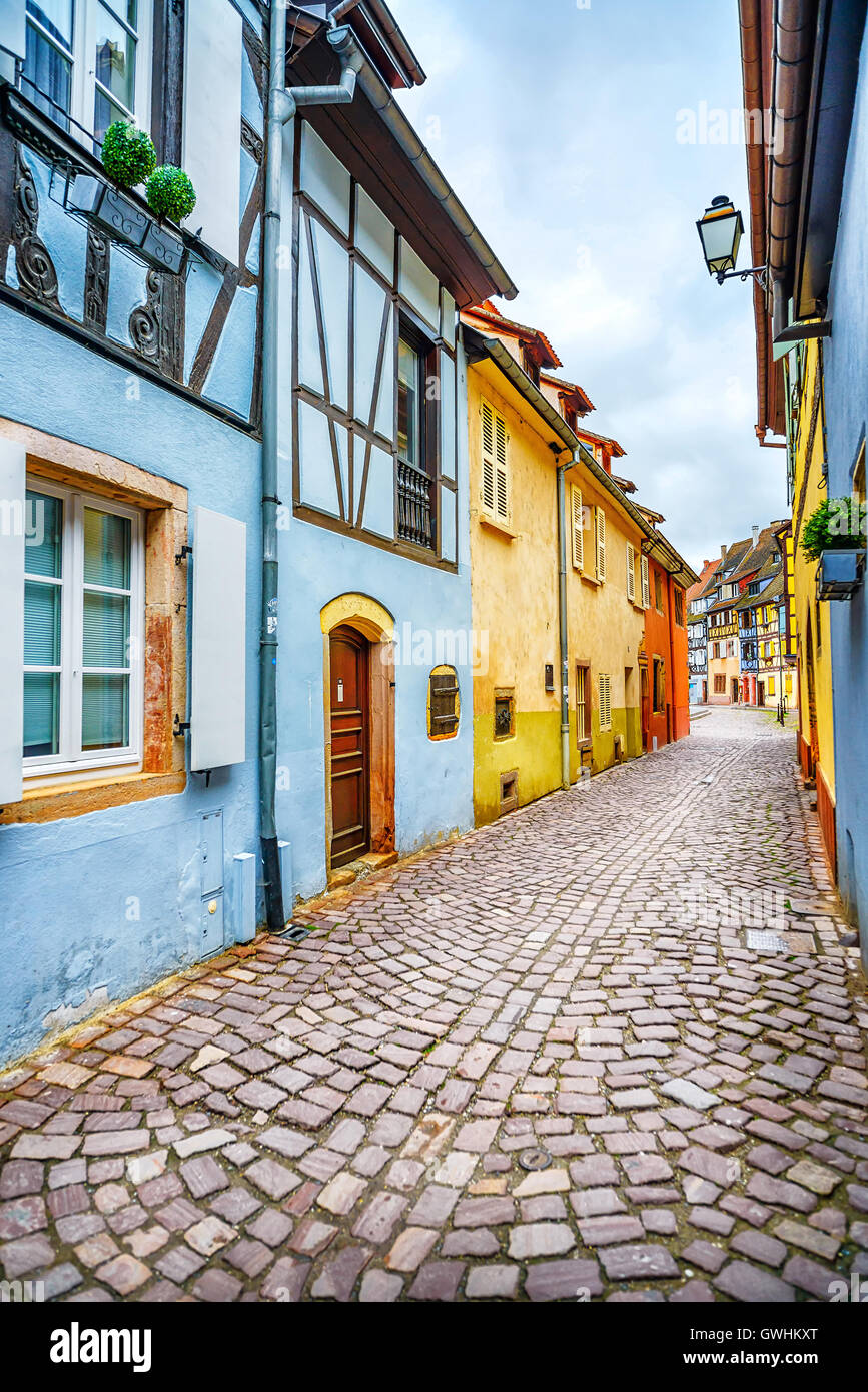 Colmar, Petit Venecia, calles estrechas y coloridas casas con entramados de madera tradicionales. Alsacia, Francia. Foto de stock