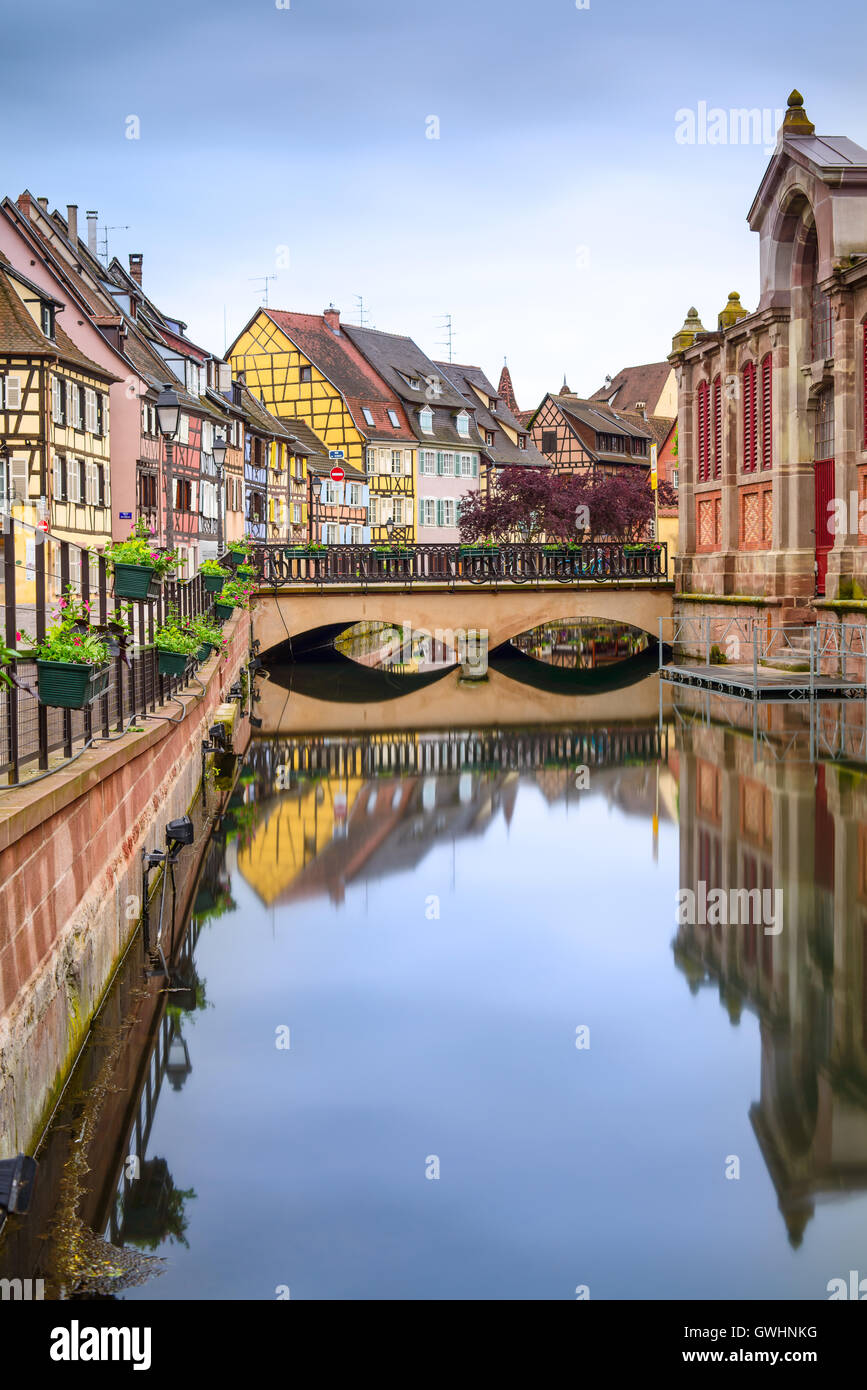Colmar, Petit Venecia, canal de agua y coloridas casas tradicionales. Alsacia, Francia. La larga exposición. Foto de stock