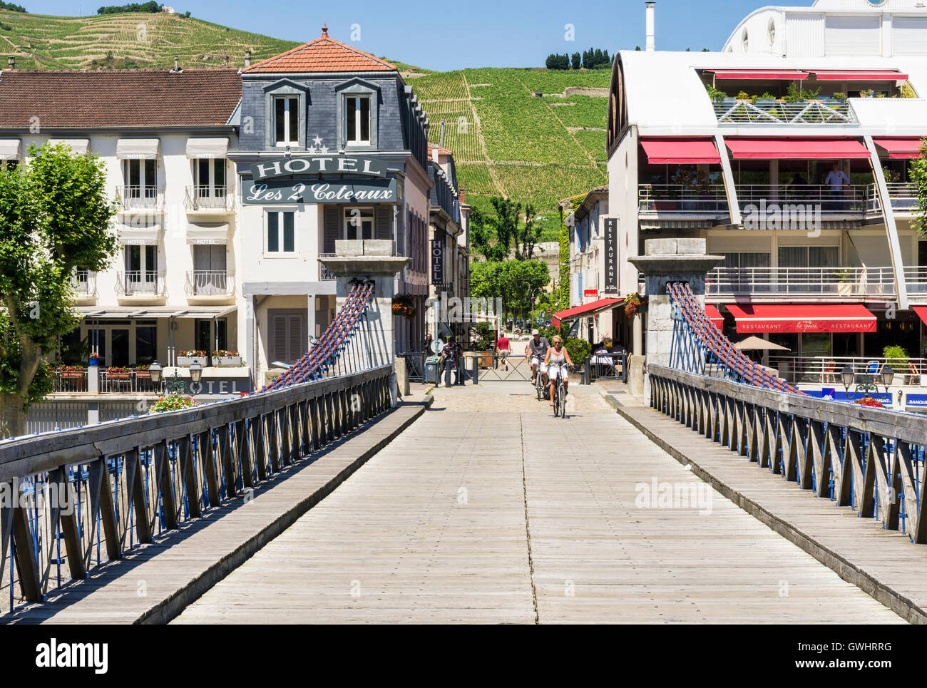 El Marc Seguin Puente mirando hacia la ciudad y de los viñedos de Tain-l'Hermitage, Drôme, Auvergne-Rhône-Alpes, Francia Foto de stock