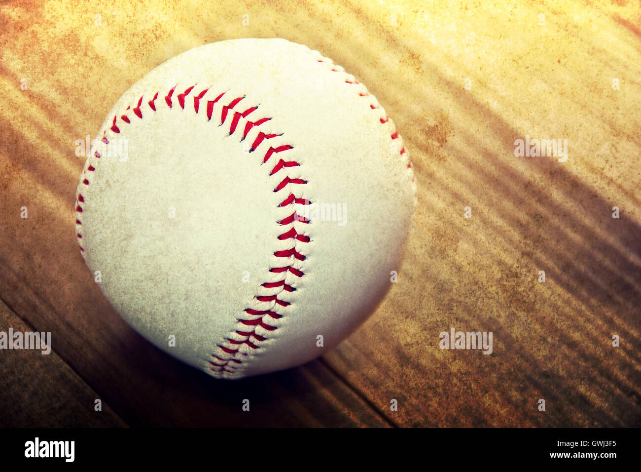 Juego de baseball. Bola de béisbol sobre fondo de madera. Grunge imagen. Foto de stock