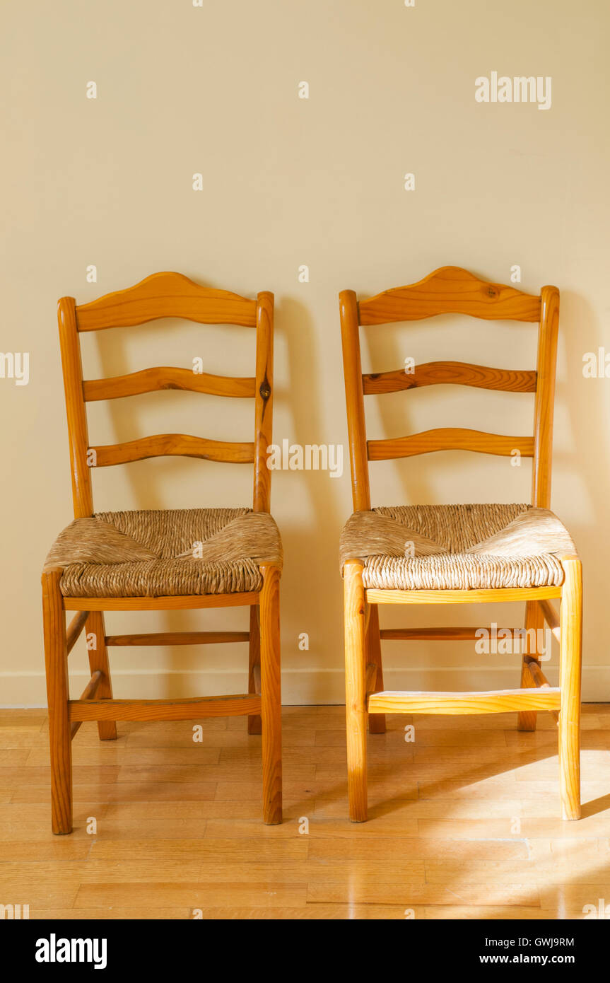 Dos sillas de madera con asientos de mimbre Fotografía de stock - Alamy