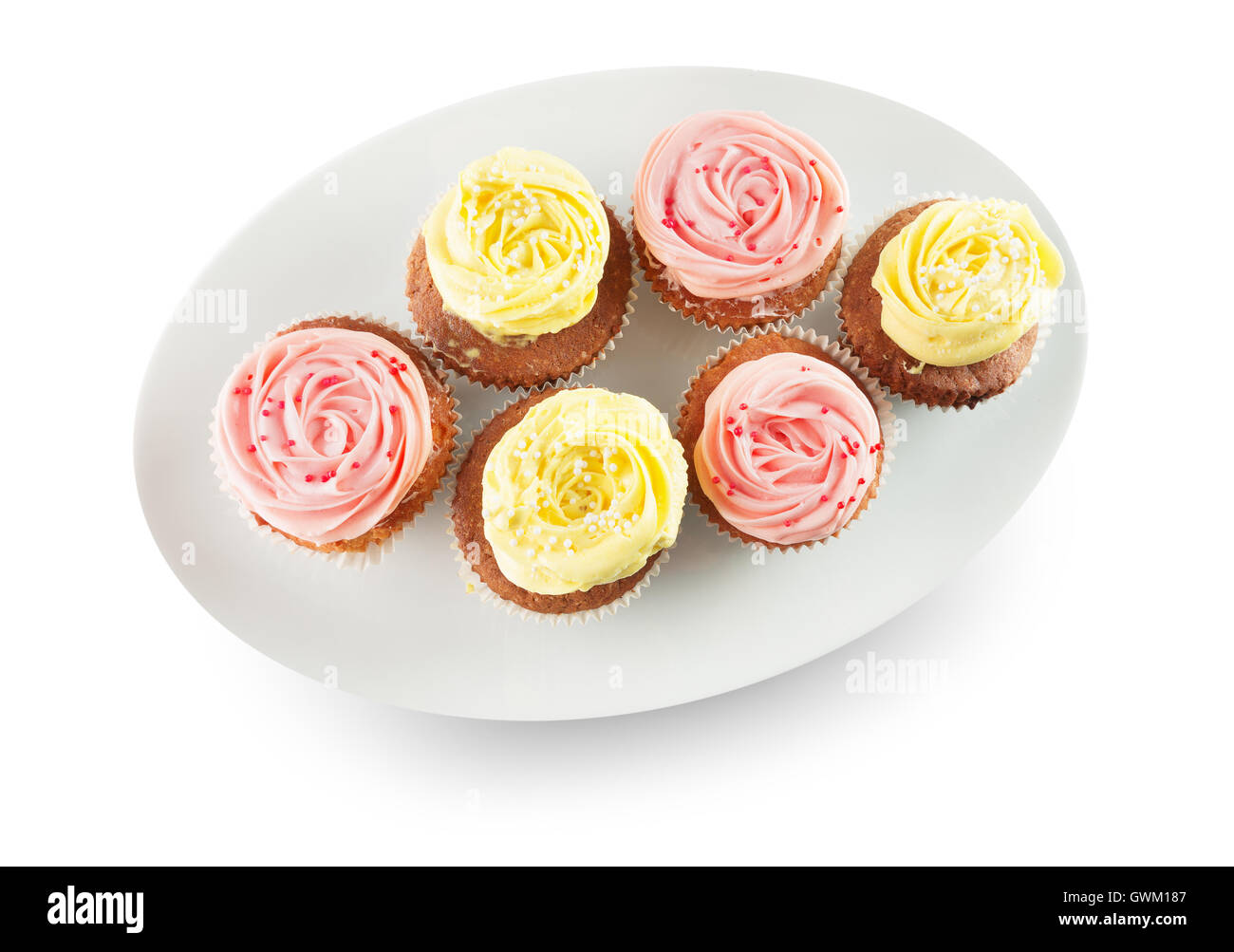 Cupcakes con crema en la placa blanca. Foto de stock