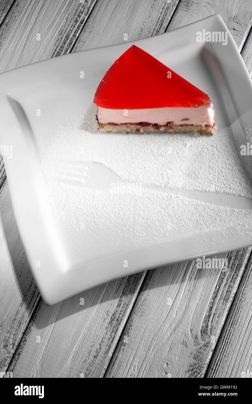 Trozo de pastel de gelatina sobre fondo de madera blanca. Foto de stock