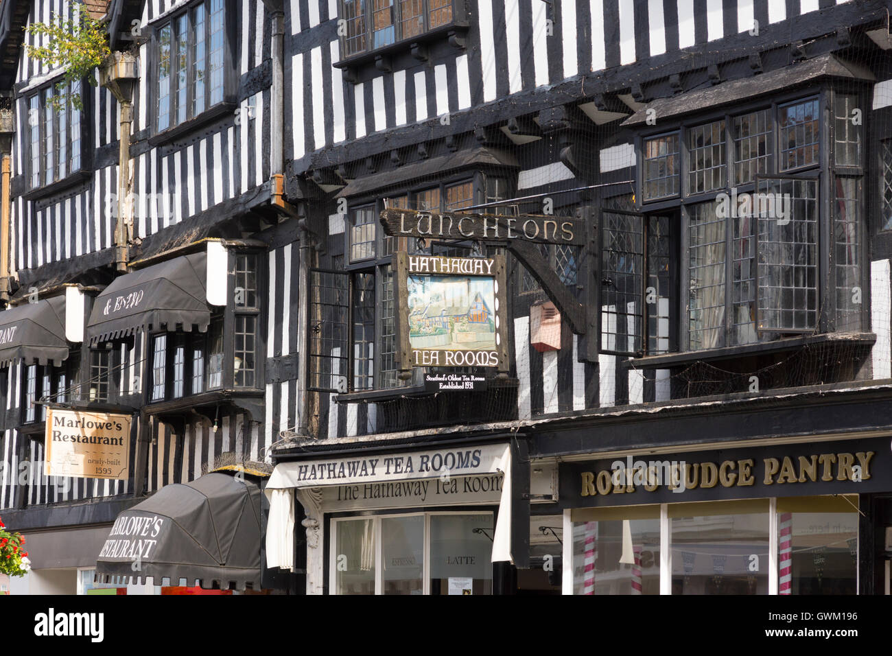 Tienda de estilo tudor con entramados de madera frentes en Stratford upon Avon Foto de stock