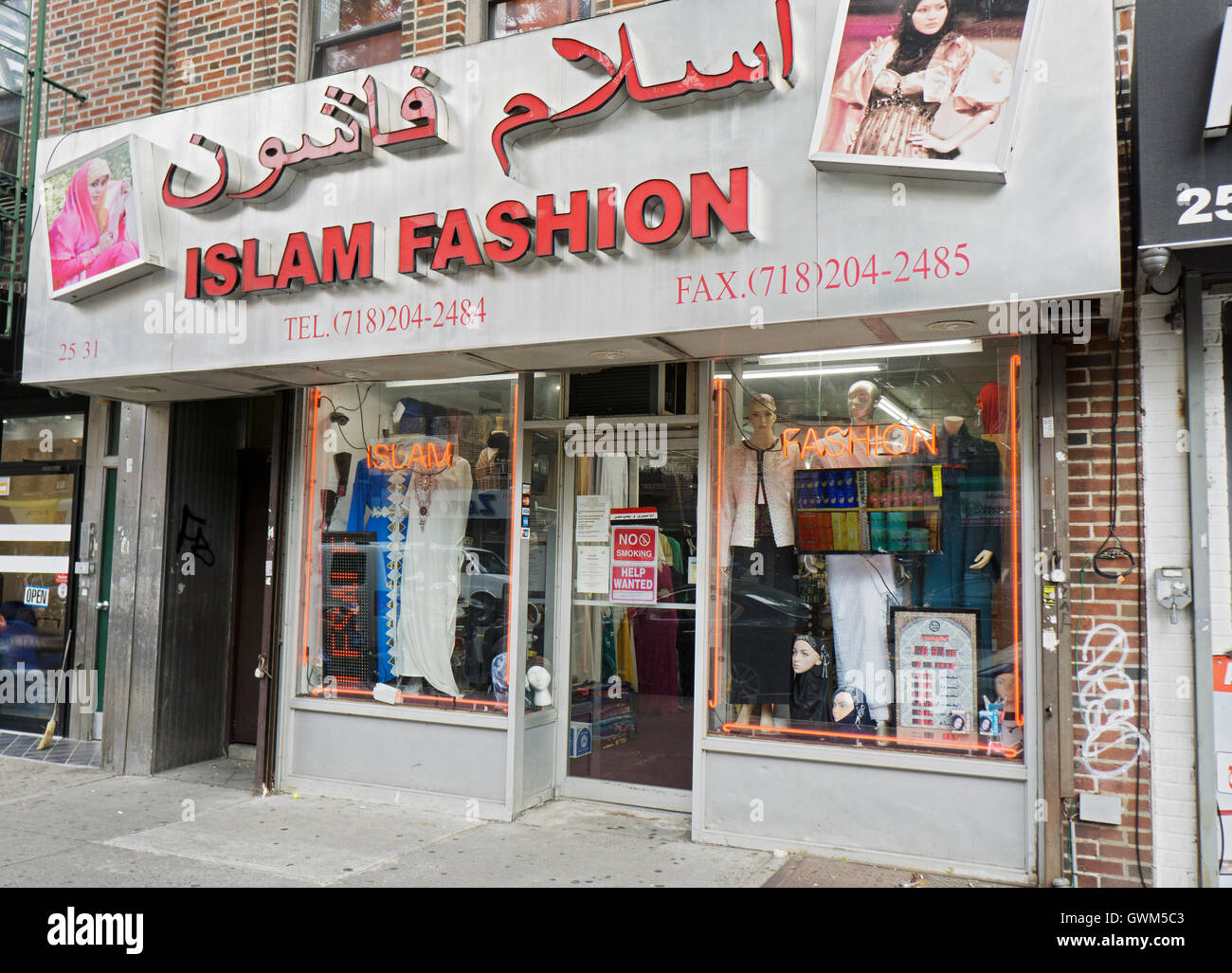 El islam tienda de ropa de moda en la calle Steinway en la pequeña sección de Egipto de Astoria, Queens, Ciudad de Nueva York Foto de stock