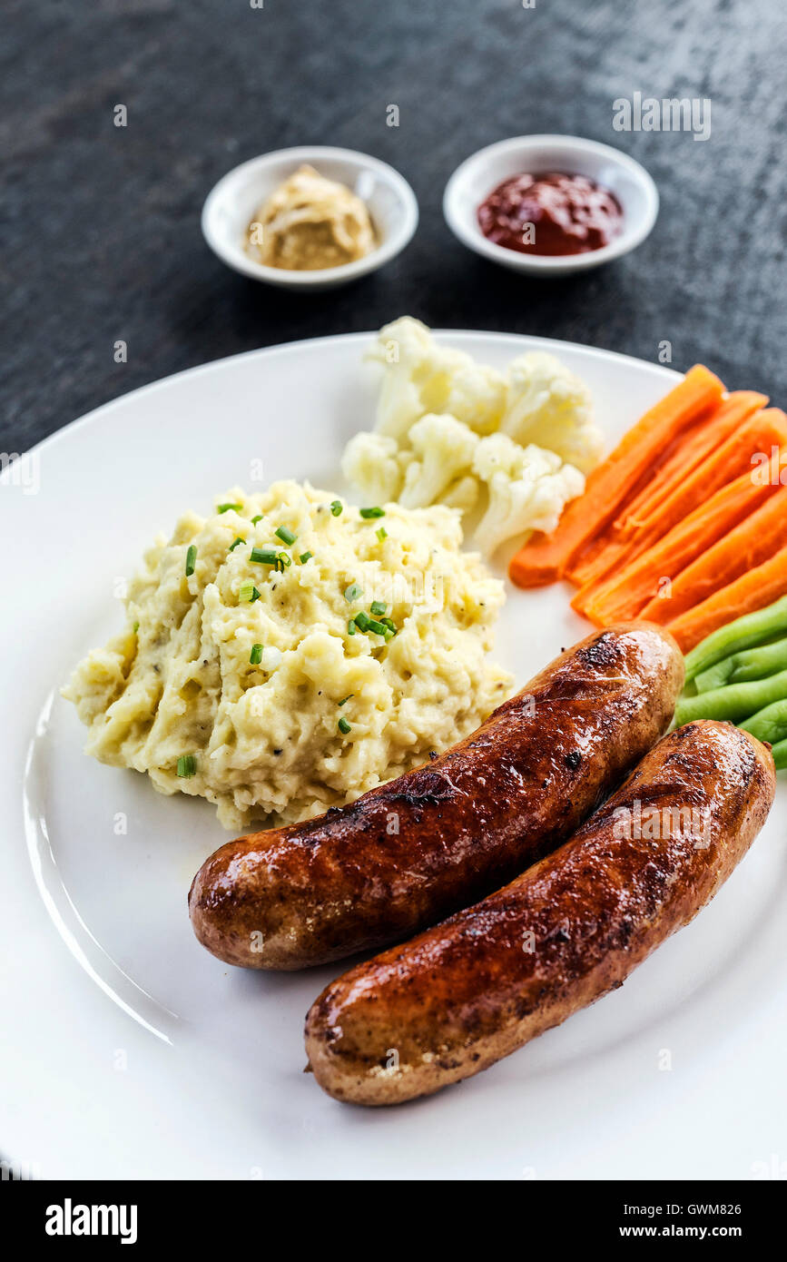 Salchicha alemana con puré de patatas y verduras comida sencilla Foto de stock