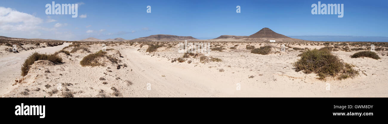 Fuerteventura: el paisaje canario off road en la calle entre Lajares y El Cotillo Foto de stock