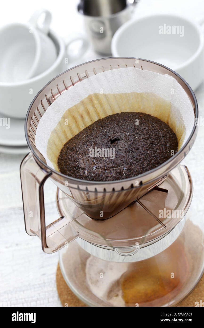 Haciendo mano cafetera de filtro de papel Fotografía de stock - Alamy