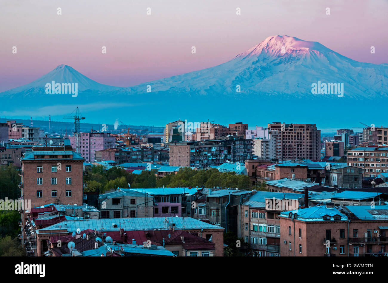 En Yerevan, Armenia, al amanecer con luz sobre el Monte Ararat. Foto de stock