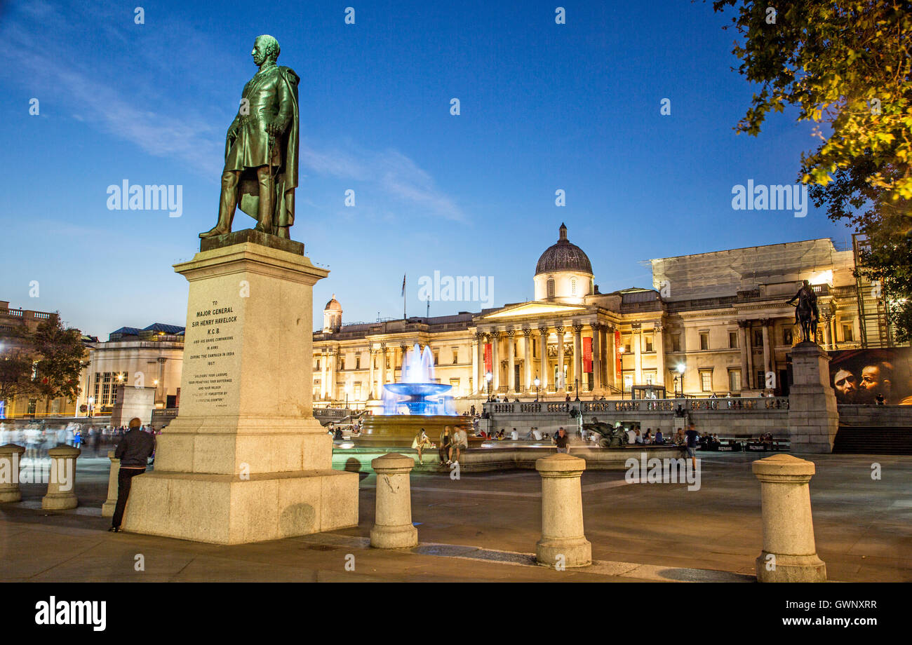 La estatua del Mayor General Sir Henry Havelock Trafalgar Square por la noche, Londres, Gran Bretaña. Foto de stock