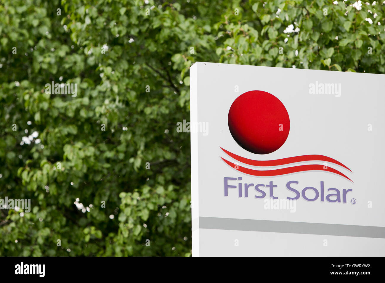 Un logotipo cartel fuera de una instalación ocupada por primera Solar en Perrysburg, Ohio el 16 de julio de 2016. Foto de stock