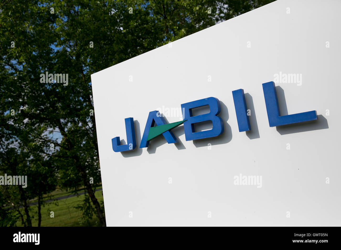 Un logotipo cartel fuera de una instalación ocupada por Jabil Circuit, Inc., en Auburn Hills, Michigan, el 17 de julio de 2016. Foto de stock