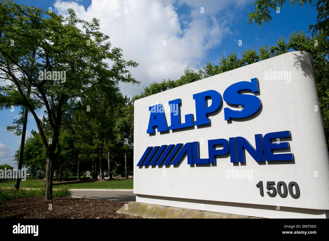 Un logotipo cartel fuera de una instalación ocupada por Alps Electric Co., Ltd. y de Alpine Electronics, Inc., en Auburn Hills, Michigan o Foto de stock