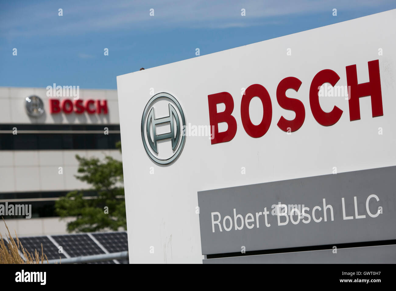 Un logotipo cartel fuera de una instalación ocupada por Bosch en Farmington Hills, Michigan, el 17 de julio de 2016. Foto de stock