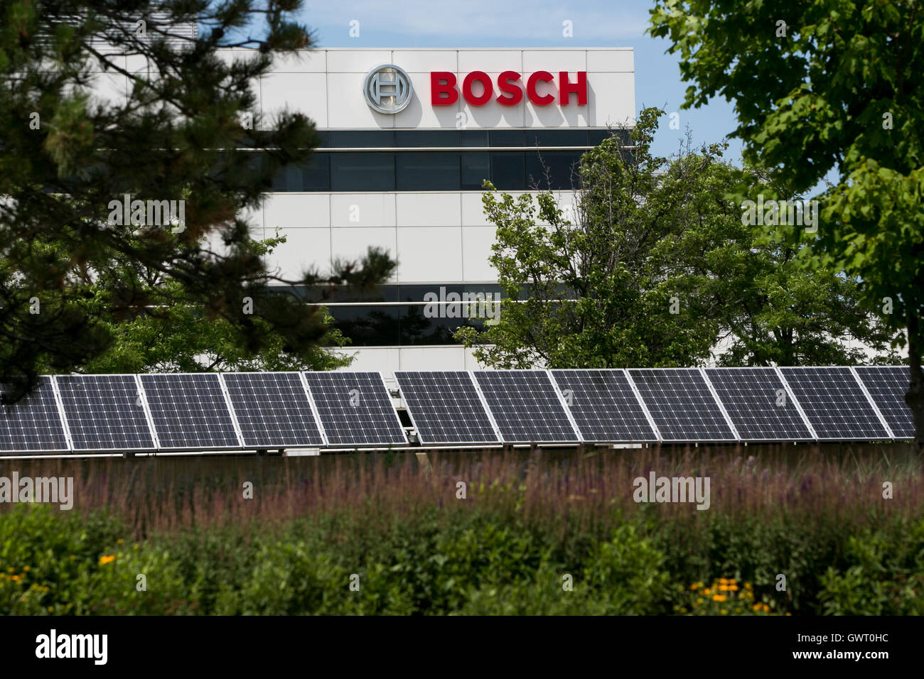 Un logotipo cartel fuera de una instalación ocupada por Bosch en Farmington Hills, Michigan, el 17 de julio de 2016. Foto de stock