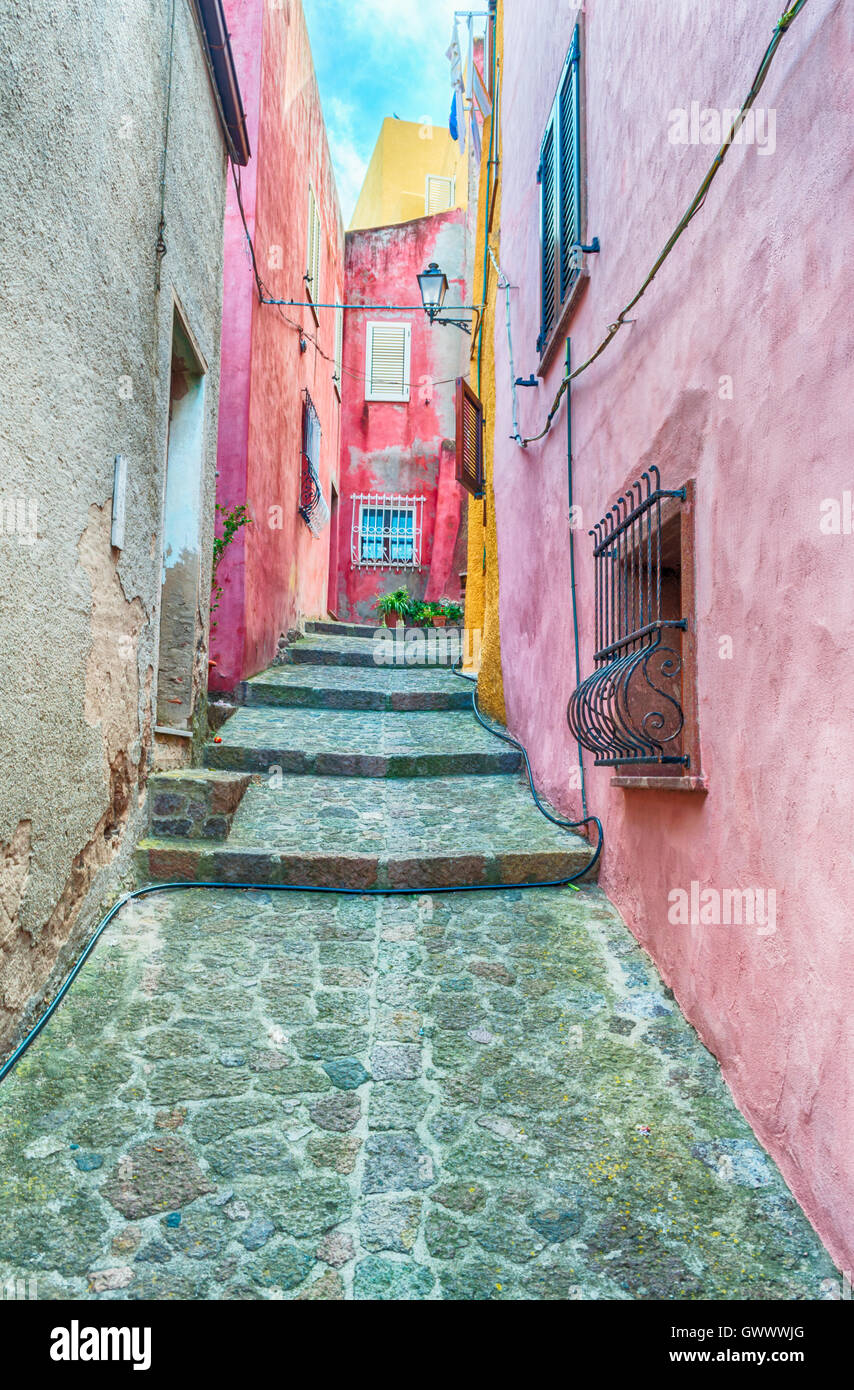 El hermoso callejón de Castelsardo ciudad vieja - Cerdeña - Italia Foto de stock