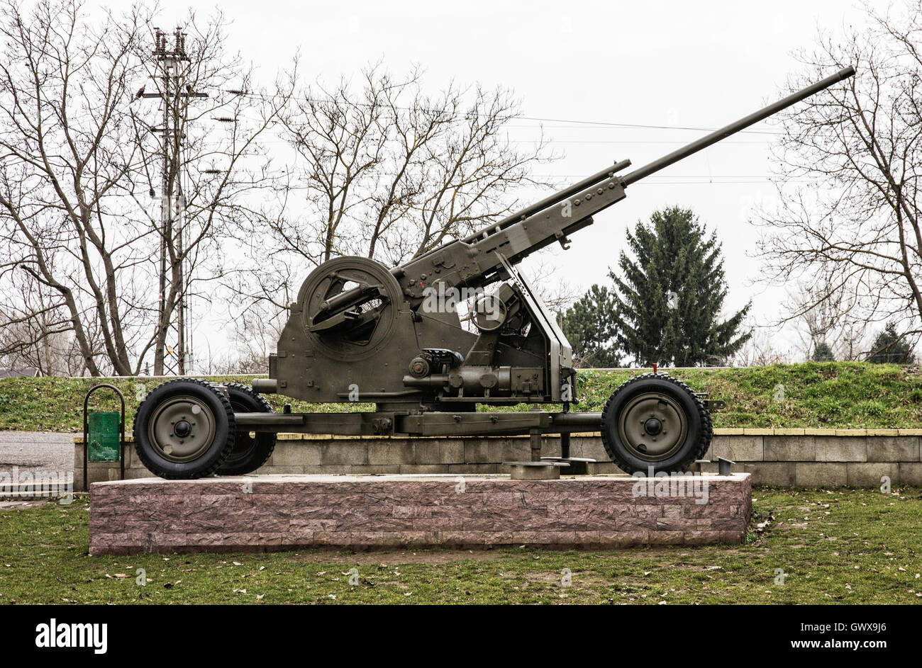 Ametralladora antiaérea de la II Guerra Mundial. Campaña de guerra más  grande del siglo XX. Expone piezas de artillería. Tema de armas Fotografía  de stock - Alamy