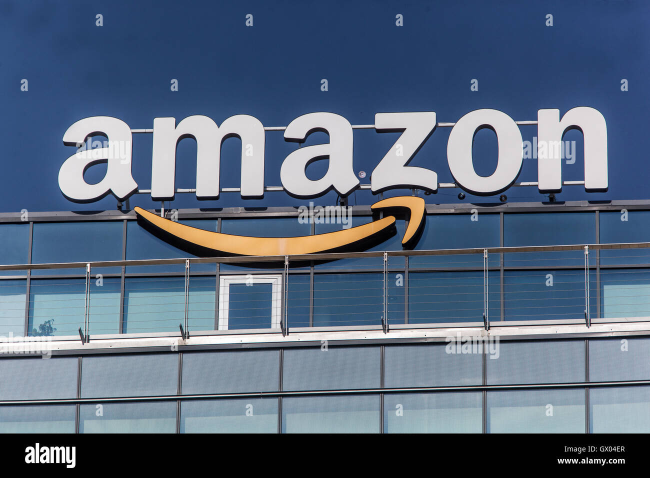 Logotipo de Amazon, firme en la cima del edificio, Eslovaquia, Europa Foto de stock