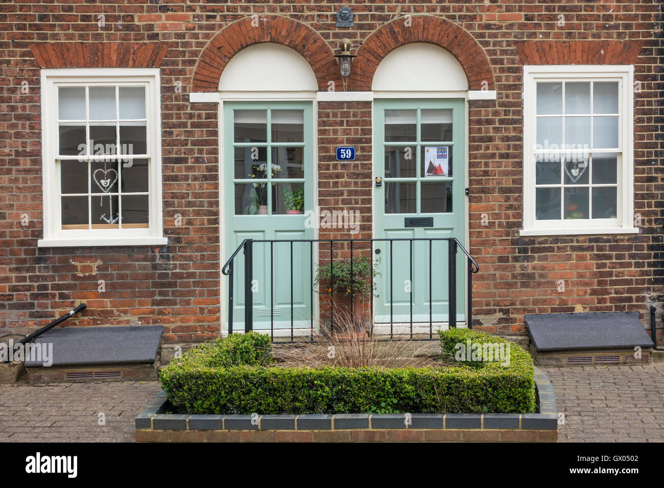Las puertas delanteras coincidentes del siglo XIX reformado Cottages Abbey Street Faversham Kent Foto de stock