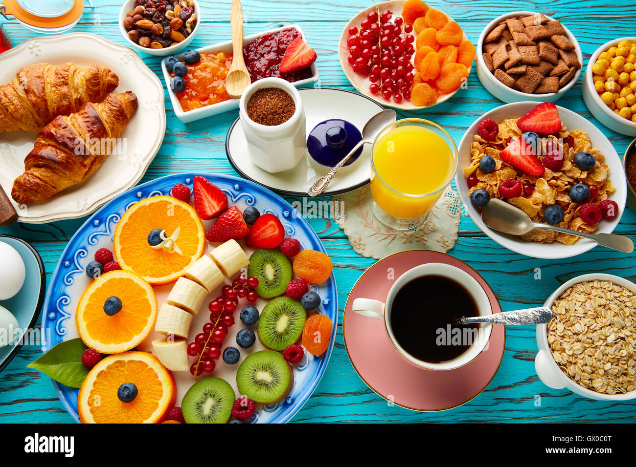 Desayuno buffet continental sana ensalada de frutas jugo de naranja café  croissant Fotografía de stock - Alamy