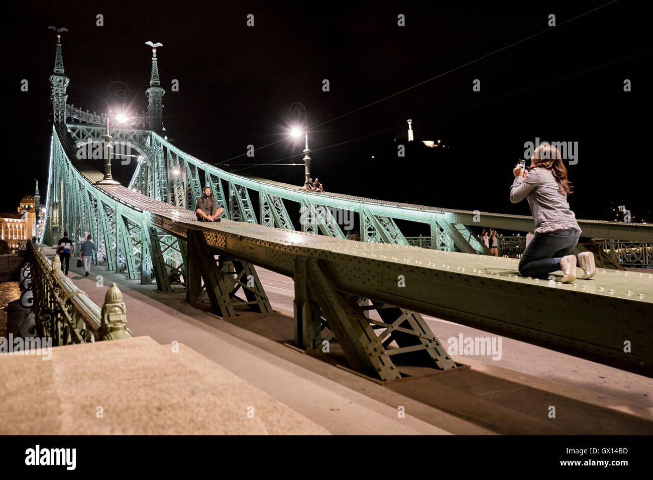 Puente Liberty por la noche en Budapest, Hungría. Las personas que toman fotografías. Szabadsag-hid. Foto de stock