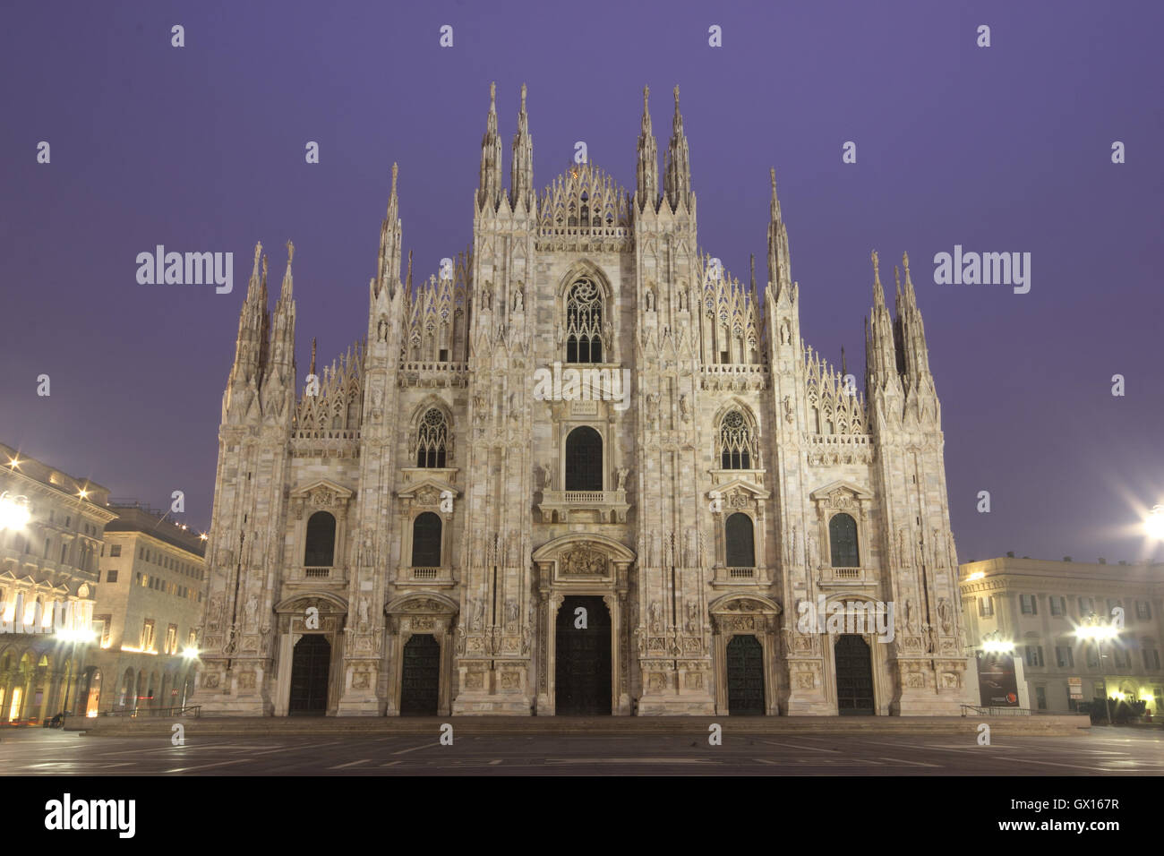 Una hermosa foto de la catedral de Milán "il Duomo di Milano" al amanecer Foto de stock