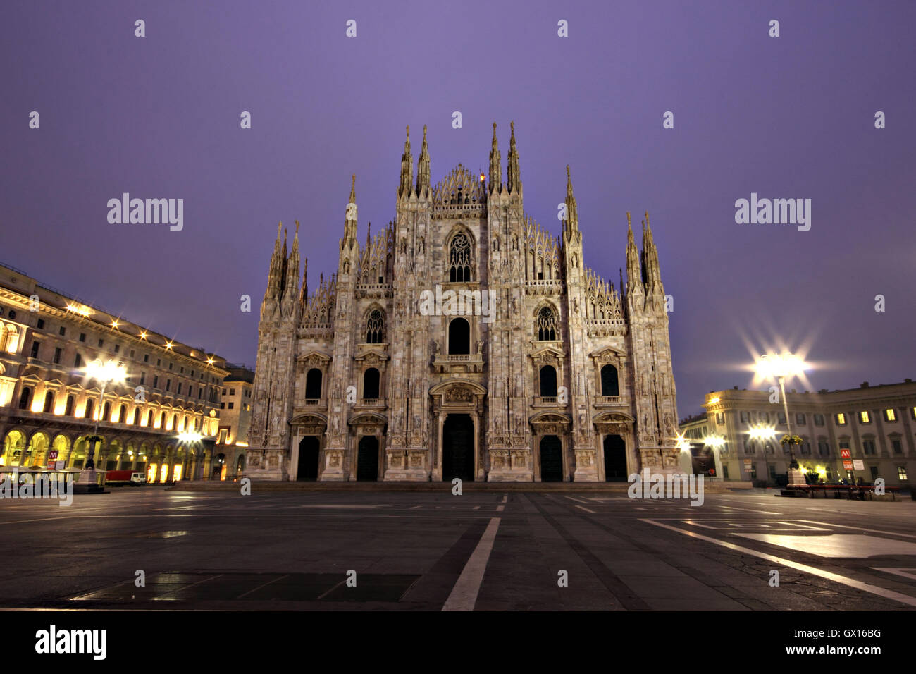 Una hermosa foto de la catedral de Milán "il Duomo di Milano" al amanecer Foto de stock