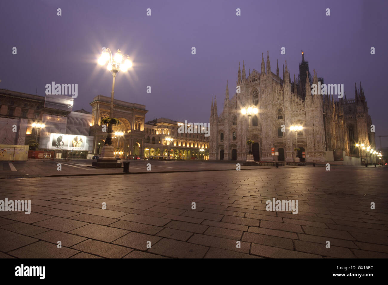 Una hermosa foto de la catedral de Milán "il Duomo di Milano" al amanecer Foto de stock