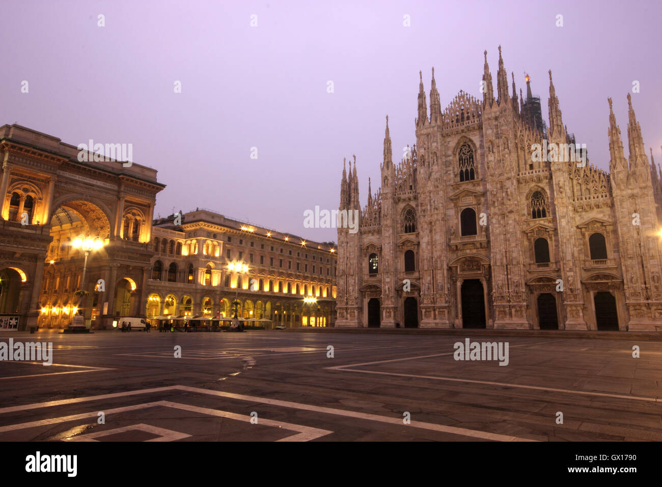 Una hermosa foto de la catedral de Milán "il Duomo di Milano" al amanecer Foto de stock