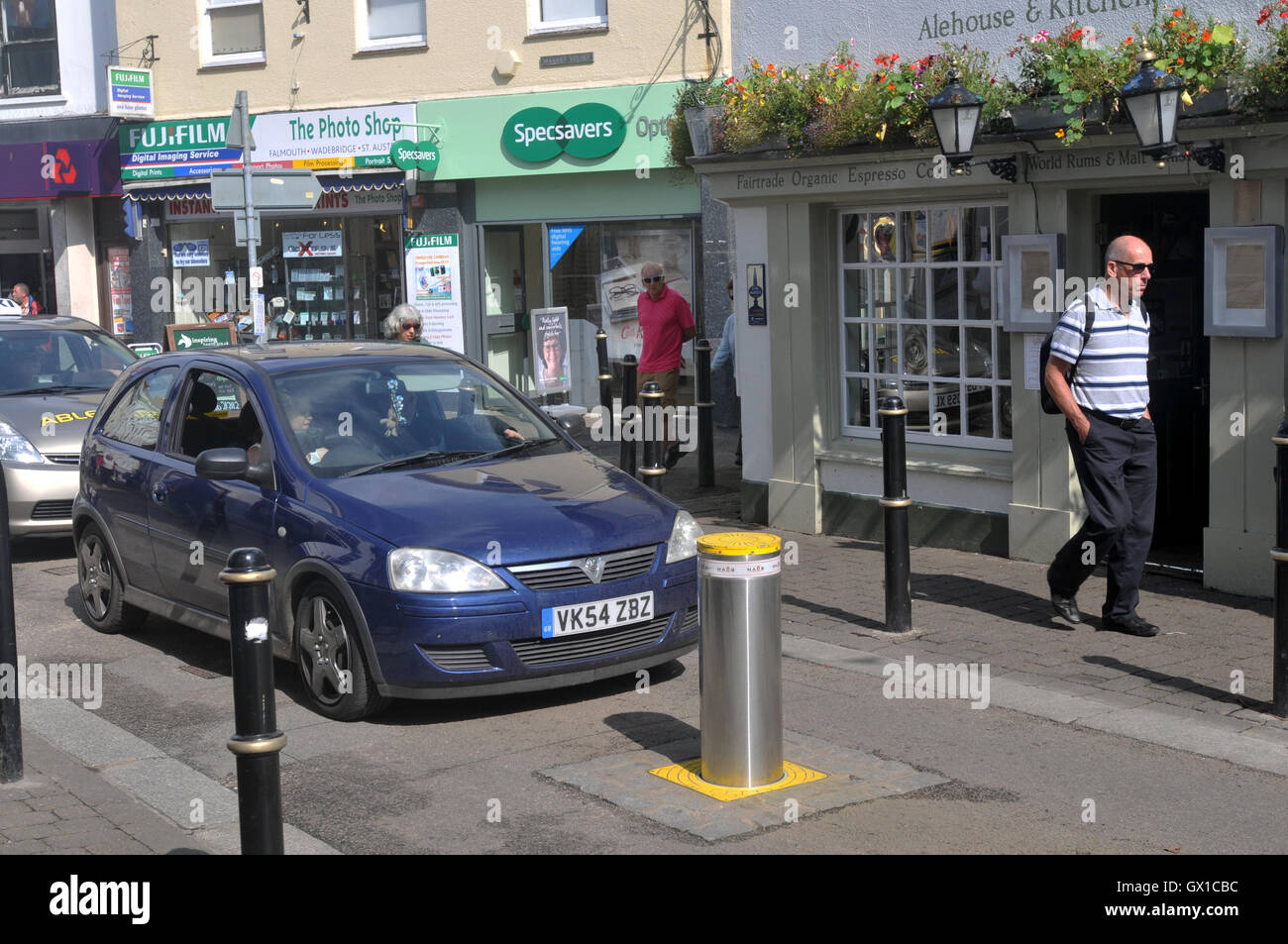 Bolardo para calmar el tráfico en tiempo real en Falmouth, Cornwall. Foto de stock