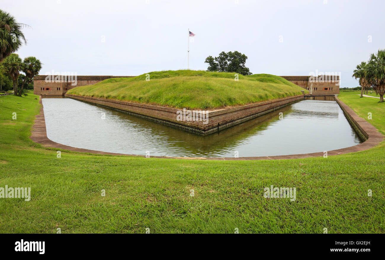 Fort Pulaski, Georgia. Foso exterior zona con césped. Foto de stock