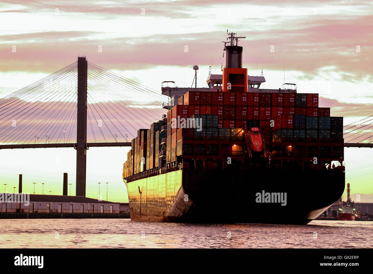 Gran buque mercante rumbo a puerto en el río Savannah, USA. Foto de stock