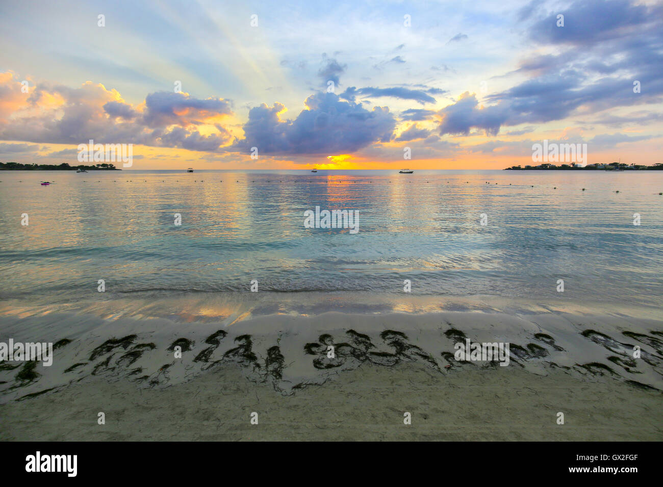 Caribe hermoso atardecer en un resort de playa. Foto de stock
