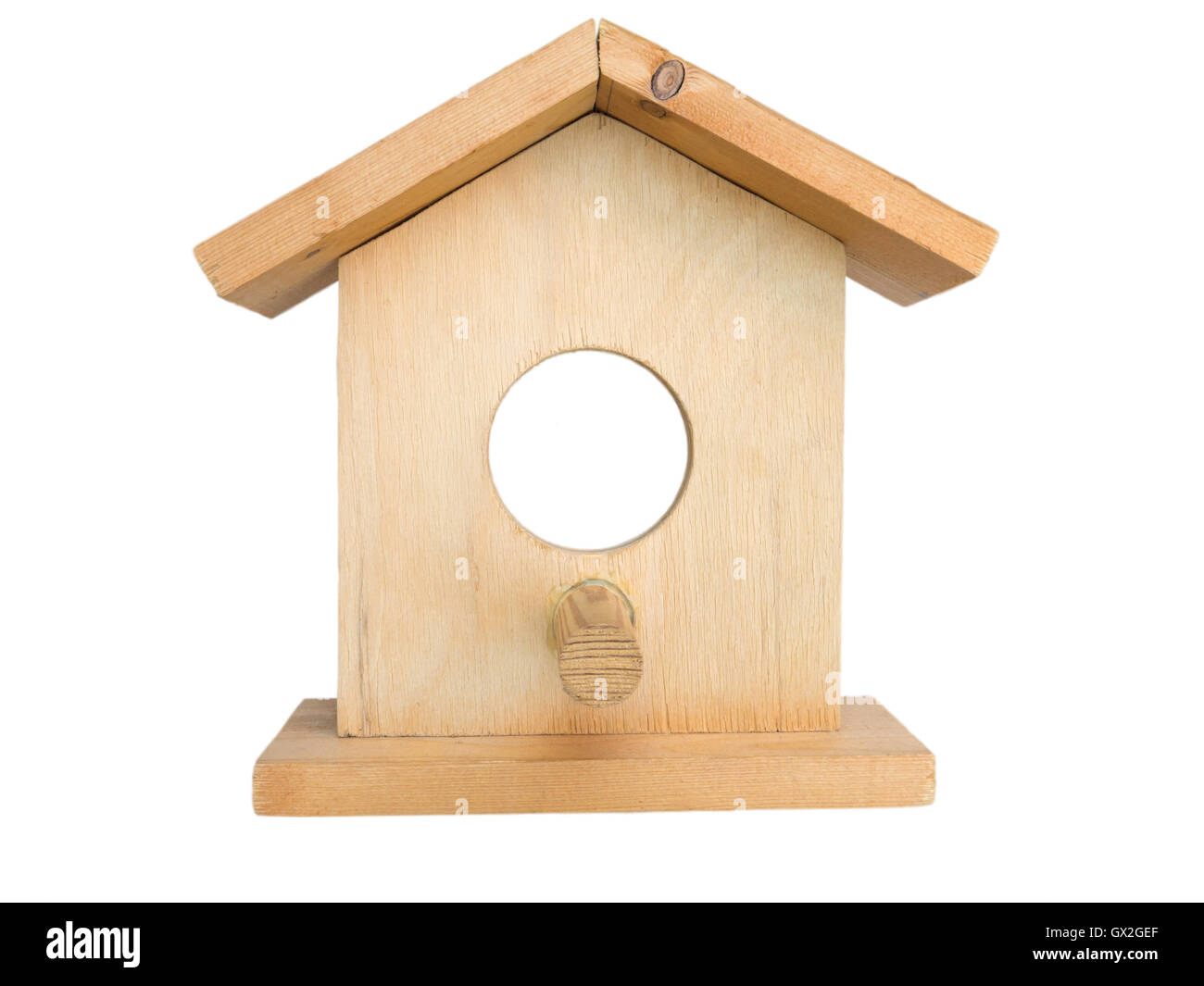 Alimentador de aves de jardín de madera aislado en blanco Foto de stock