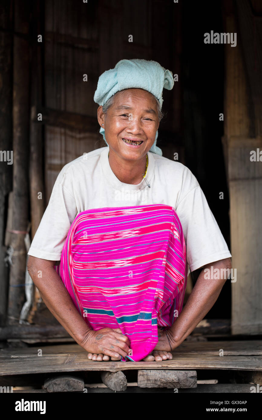 Mujer de la tribu de la colina de la blanca Karen (Kayin) gente que se sienta con vestido tradicional, en la puerta de su casa, la frontera entre Tailandia y Myanmar, el sudeste de Asia, Asia Foto de stock