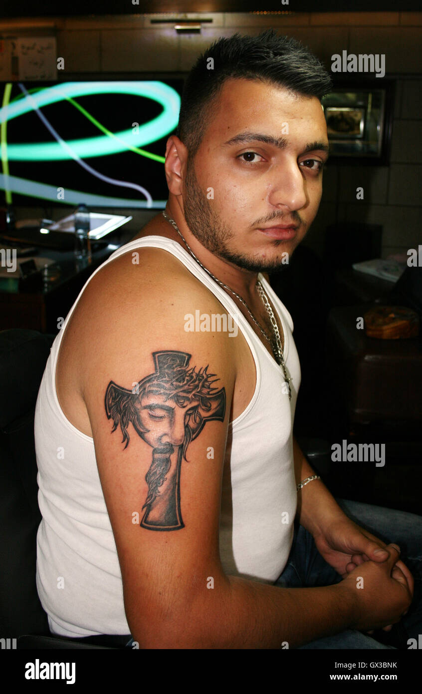 Belén, Israel. 25 Aug, 2016. Samer Nasser fotografiada con su nuevo tatuaje  de Cristo en la cruz en el dolor Arte Tattoo Studio en la ciudad vieja de  Belén, Israel, 25 de