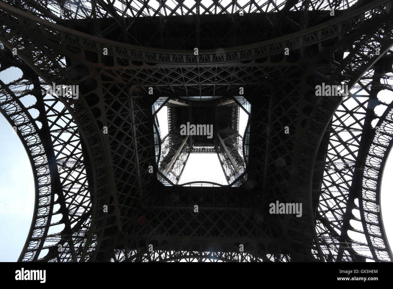 París, Francia 15 de septiembre de 2016.La Catedral de Notre Dame fue evacuado hoy después de una alerta de seguridad turística, se aleja del famoso por heavyly policías armados y soldados, después de un rato se escuchó una fuerte explosión en whats a ser una detonación controlada por las fuerzas de seguridad, durante toda la noche una fuerte presencia policial fue visto en la ciudad, mientras que la mayoría de los lugares turísticos fueron heavaly gurded permaneciendo en calma Crédito: Paul Quezada-Neiman/Alamy Live News Foto de stock