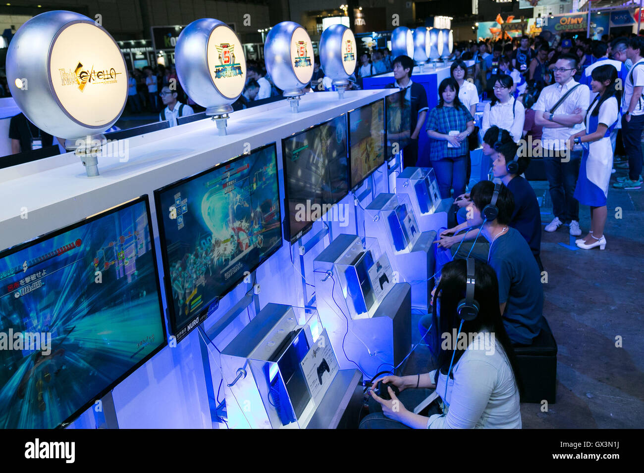 Tokio, Japón. El 16 de septiembre, 2016. Los visitantes juegan con la Sony  PlayStation 4 (PS4) en el Tokyo Game Show el 16 de septiembre de 2016,  Chiba, Japón. El 20º aniversario