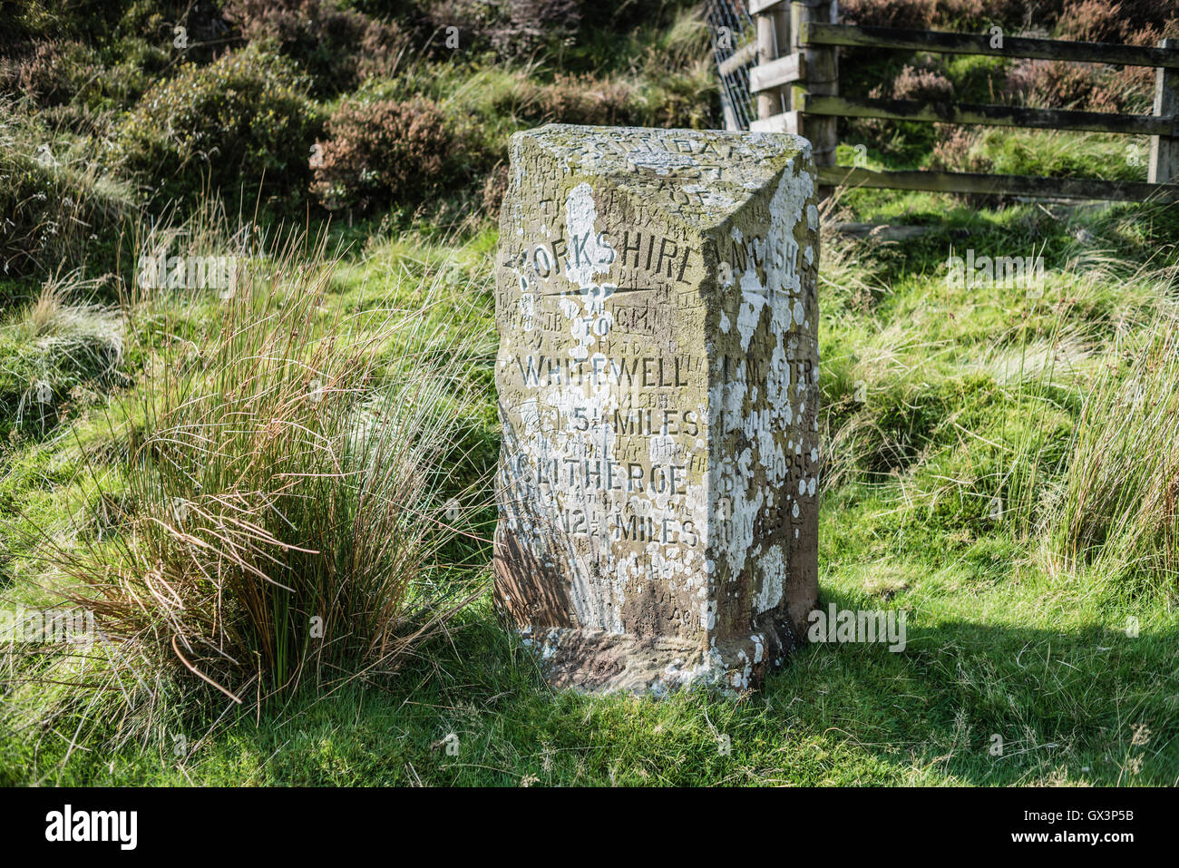 El límite piedra en Boundary Hill, a través de Bowland, Lancashire, el noroeste de Inglaterra, Reino Unido. Foto de stock