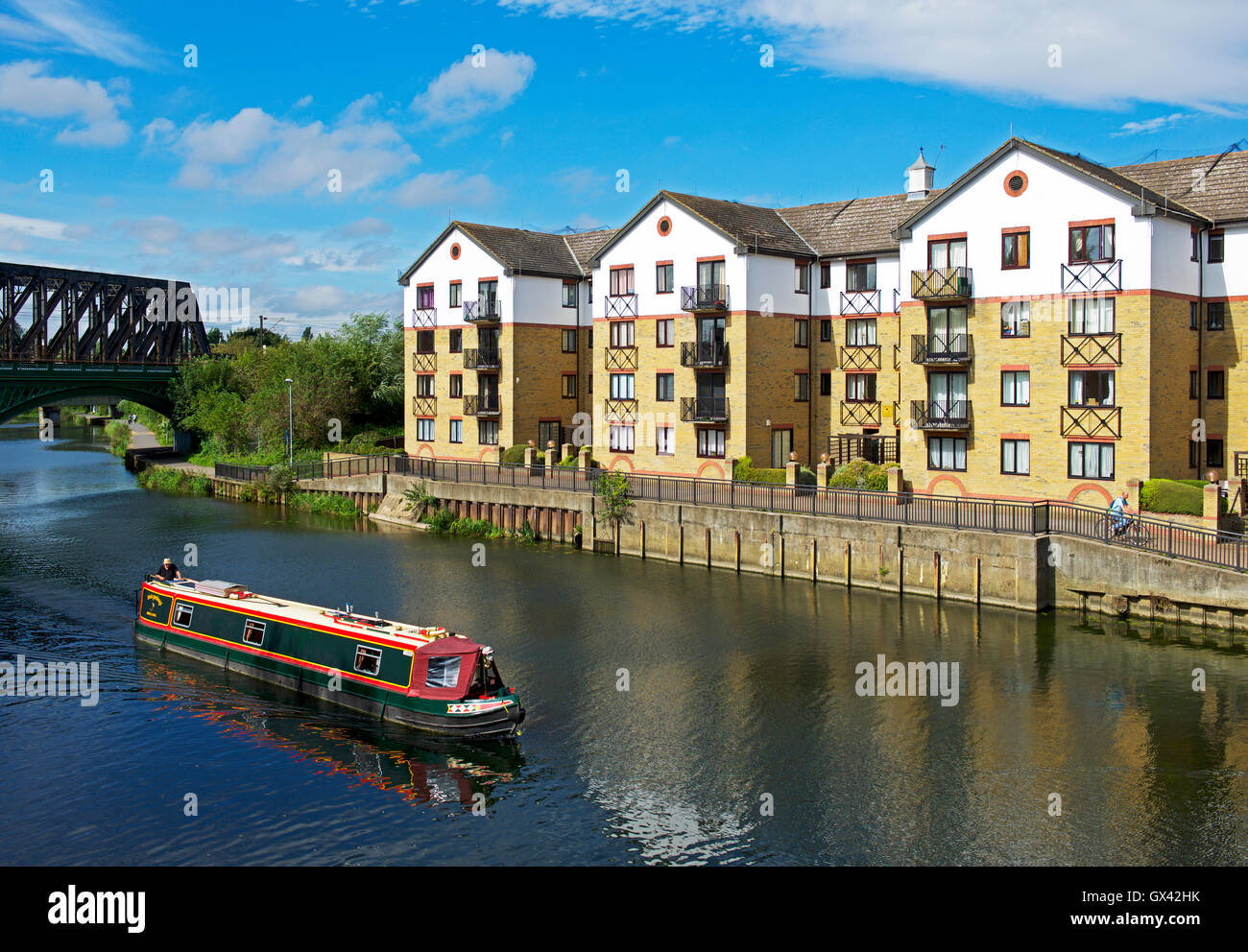 El Río Nene y Riverside Apartments, Peterborough, Cambridgeshire, Inglaterra Foto de stock