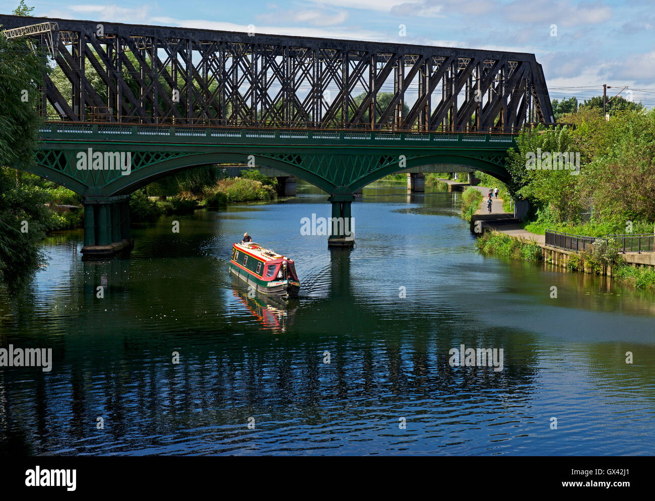 Narrowboat sobre el río Nene, Peterborough, Cambridgeshire, Inglaterra Foto de stock