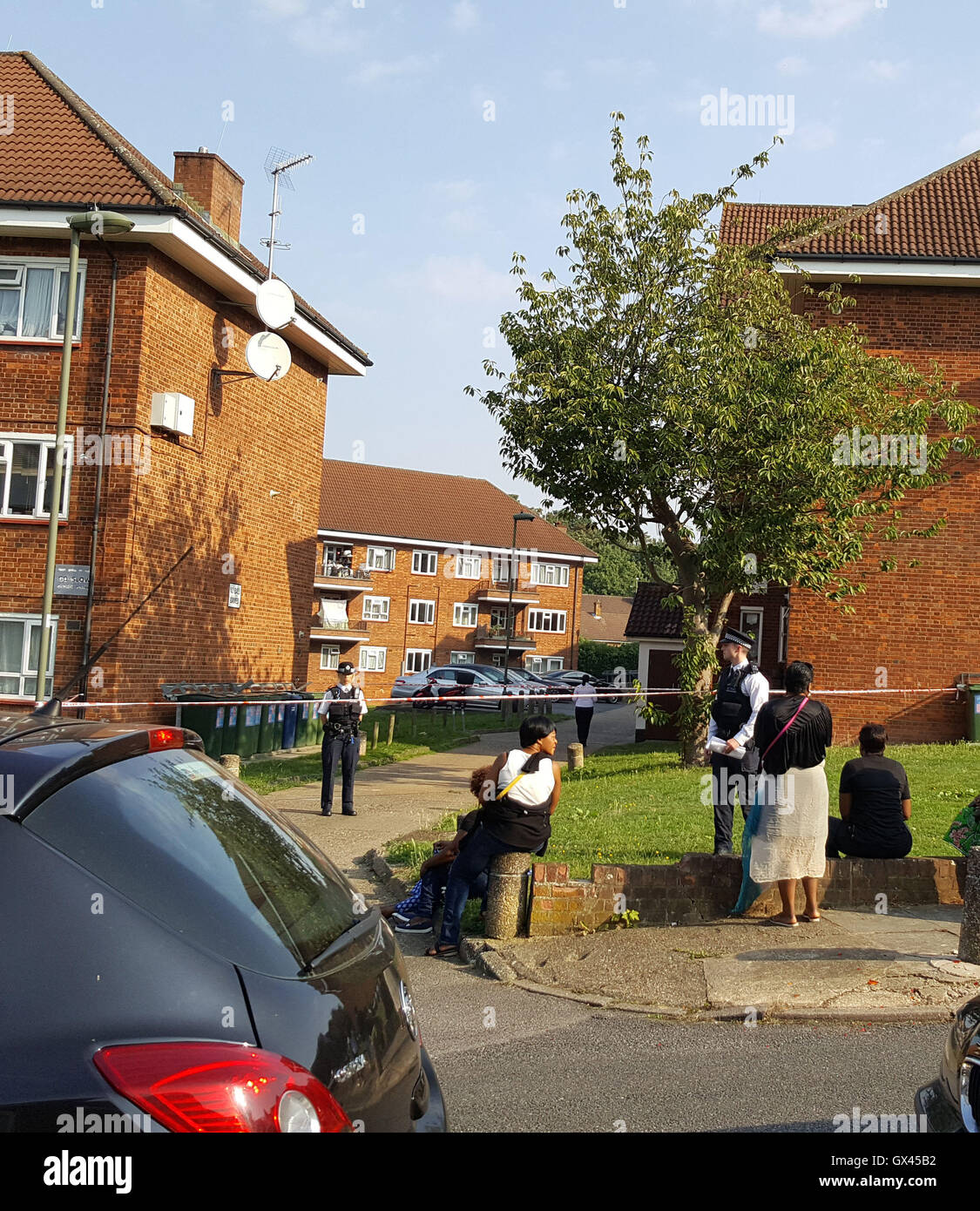 Pisos en media luna Elmshurst en East Finchley, en el norte de Londres, donde un hombre y una mujer con heridas de bala han sido encontrados muertos. Foto de stock