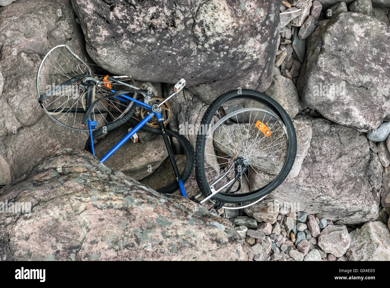 Bicicletas rotas acostado sobre el fondo rocoso de un río seco Fotografía  de stock - Alamy