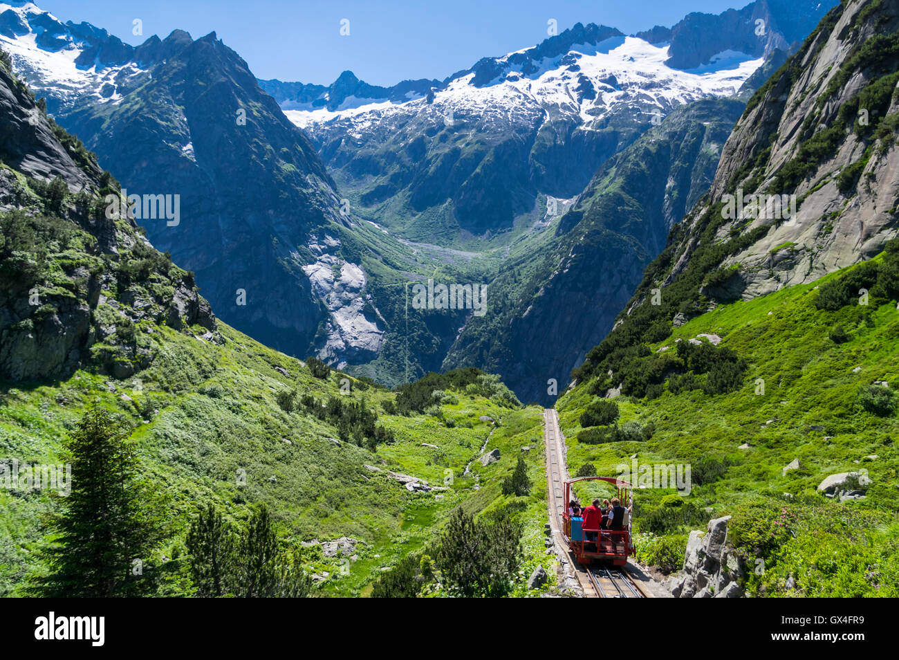 Gelmerbahn funicular en los Alpes Suizos. Uno de los ascensores más empinado del mundo, con una pendiente máxima del 106%. Foto de stock