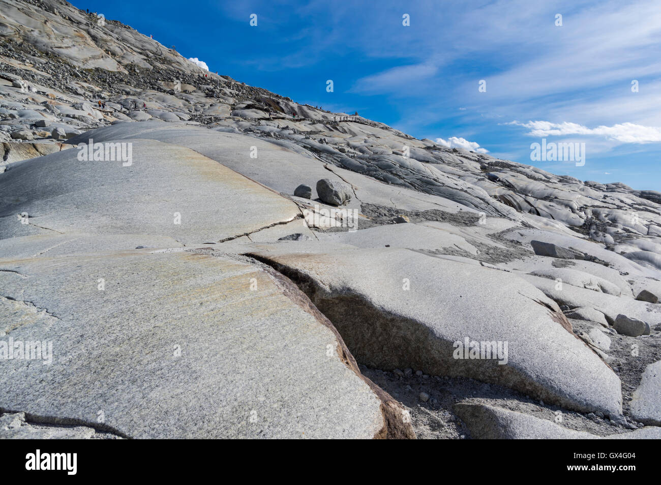 Estrías glaciales debido a la abrasión en la roca cerca del Ródano glaciar de los Alpes Suizos. Foto de stock