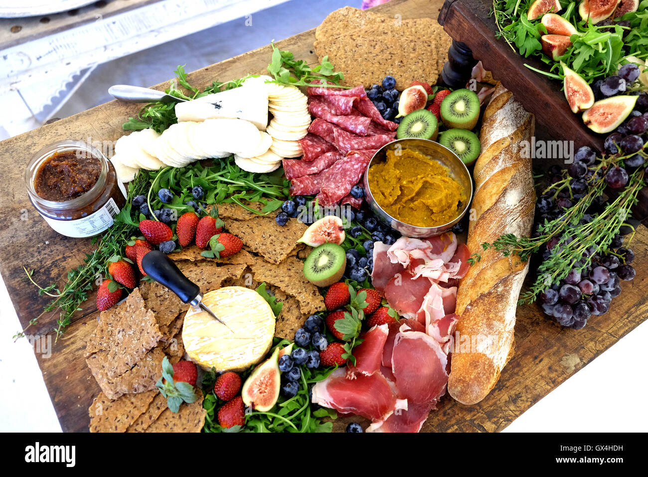 Un plato de comida saludable es ofrecido en una boutique fiesta de apertura Foto de stock