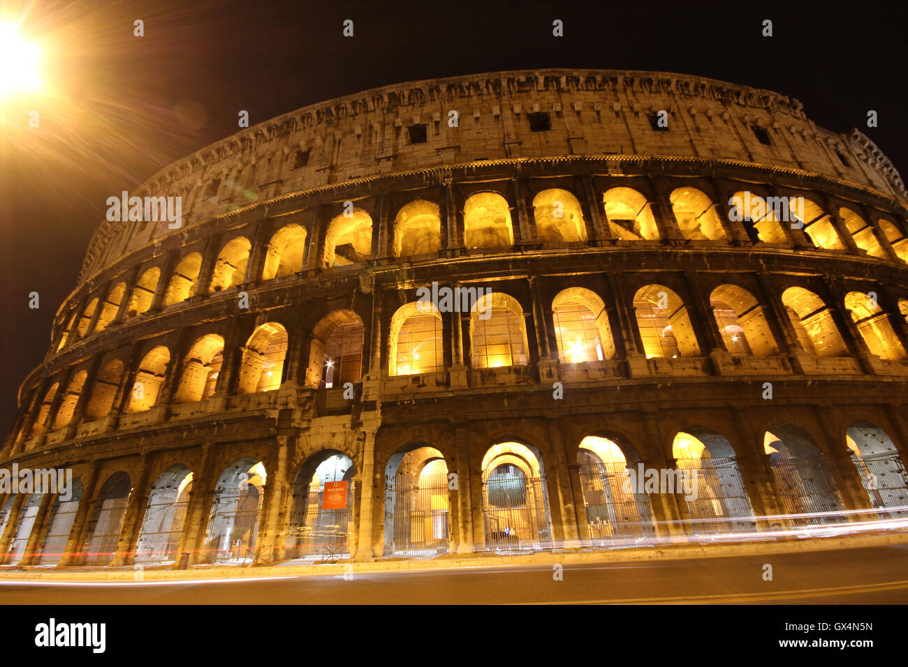 Una impresionante visión nocturna del Coliseo, Roma, Italia, Roma Il Colosseo Foto de stock