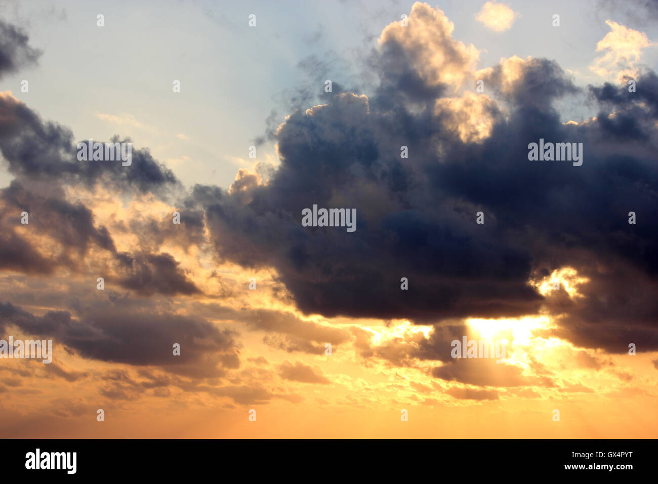 Un hermoso cielo moody con el sol brillando detrás de las nubes Foto de stock